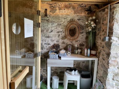 La salle de bains est pourvue d'une table blanche et d'un lavabo. dans l'établissement Gite Ouest de la pointe d'Agon, à Agon-Coutainville