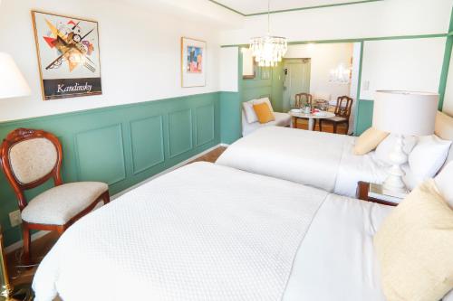 sypialnia z 2 łóżkami i jadalnią w obiekcie HARMONIA東京渋谷 shibuya w Tokio