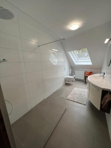 特拉本特拉巴赫的住宿－Ferienweingut Göbel，带淋浴和盥洗盆的浴室