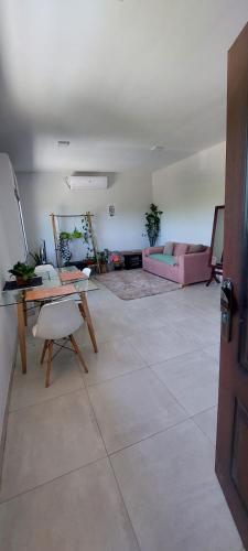 ein Wohnzimmer mit einem Tisch und einer rosa Couch in der Unterkunft Complejo Junin Dpto Planta Alta in Formosa