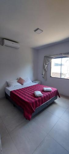 1 dormitorio con 1 cama grande con manta roja en Complejo Junin Dpto Planta Alta en Formosa