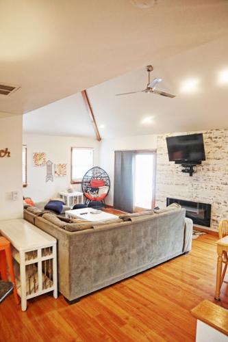 Телевизор и/или развлекательный центр в Lake Front Modern Beach House-Hatteras Island