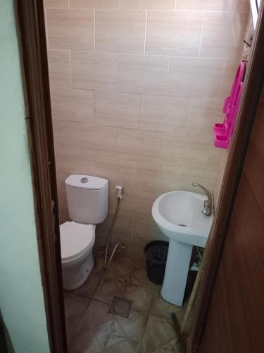La salle de bains est pourvue de toilettes et d'un lavabo. dans l'établissement الجداوي Al-Jeddawi, à Aqaba
