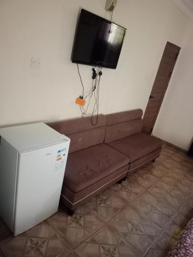 - un salon avec un canapé et une télévision dans l'établissement الجداوي Al-Jeddawi, à Aqaba