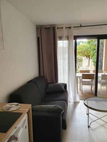 Agréable appartement dans une résidence de vacances avec terrasse et 2 piscines, au bord de la Plage du Midi