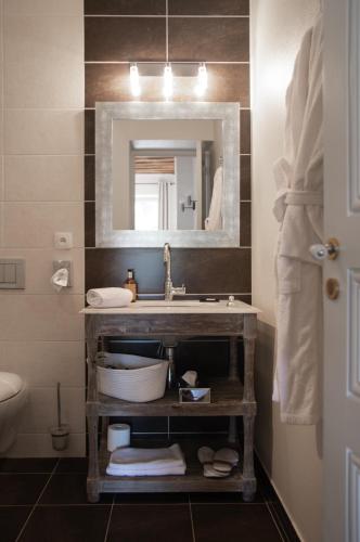 une salle de bain avec un lavabo et un miroir dans l'établissement La SAURA, à Lusigny-sur-Ouche