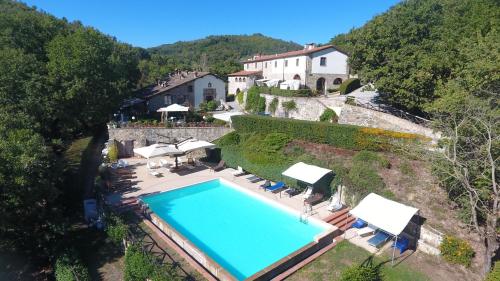 una vista aérea de una casa con piscina en Casa Vacanze Borgo la Fratta, en Barberino di Mugello