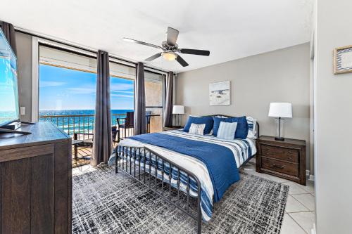um quarto com uma cama e vista para o oceano em Spacious Seaside Beach and Racquet 3706 with Pool and Comfort Amenities em Orange Beach