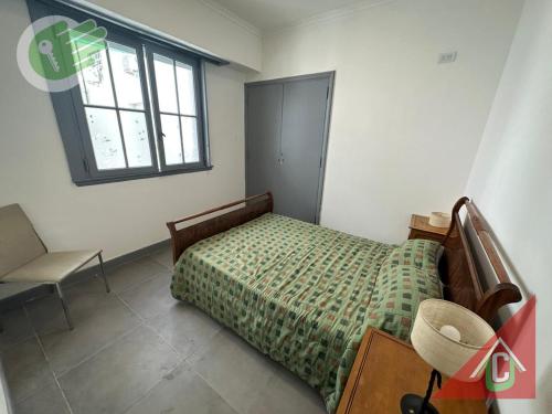 1 dormitorio con 1 cama, 1 silla y 1 ventana en Centro - 2 dorm - 2 baños completos en Mar del Plata