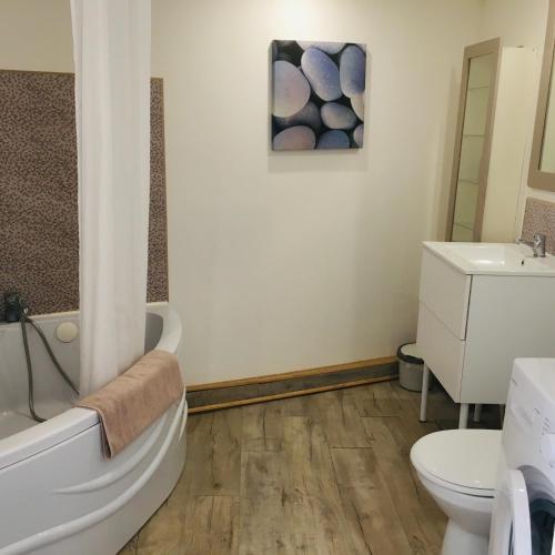 une salle de bain avec une baignoire, des toilettes et un lavabo dans l'établissement Le Clos des Gites, maisons de vacances,, à Châteauneuf-Val-Saint-Donat