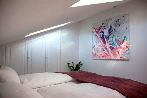 a bedroom with a bed and a painting on the wall at annes*glück in Füssen