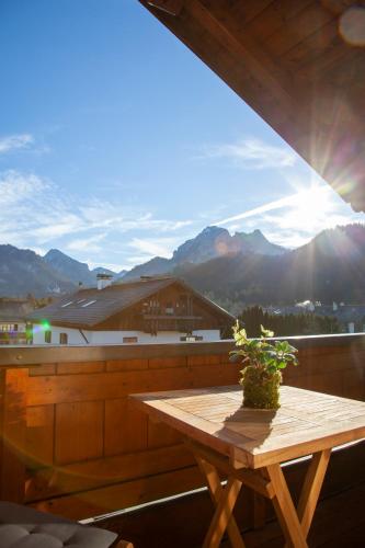 a wooden table with a potted plant on a balcony at annes*glück in Füssen