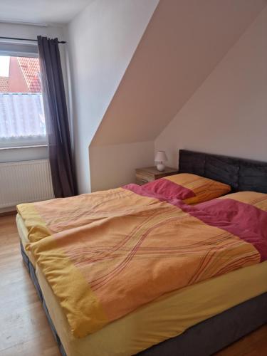 una camera con due letti in mansarda di Altstadtperle a Emden