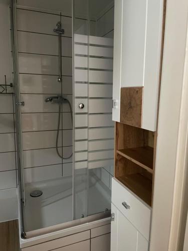 uma casa de banho com chuveiro e cabina de duche em vidro. em Unterkunft in Springe Zentrum em Springe