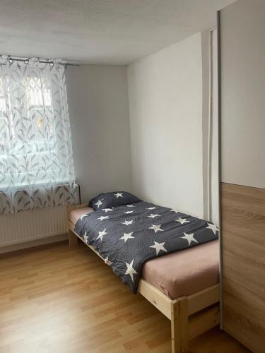 um quarto com uma cama com um cobertor preto e branco em Unterkunft in Springe Zentrum em Springe
