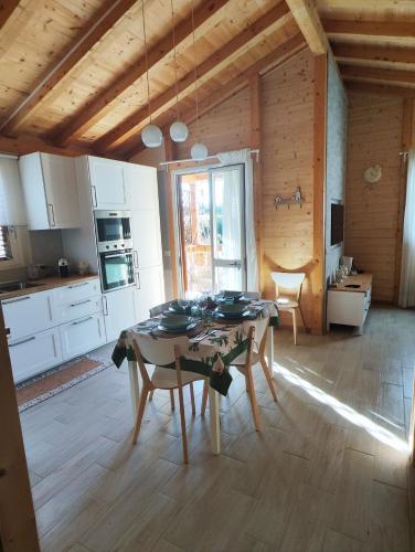 a kitchen and dining room with a table and chairs at Casa Vacanze La Fenice - Casa Atlantica in Cava dʼAliga