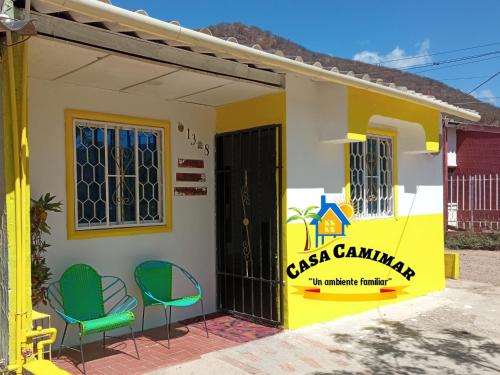 聖瑪爾塔的住宿－Casa CamiMar, Casa Amoblada solo para tí y tú familia，外面有椅子的房子