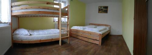 Двухъярусная кровать или двухъярусные кровати в номере Ubytování Macků