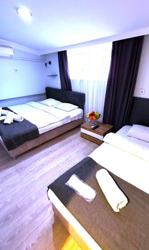 1 dormitorio con 2 camas y ventana grande en Istanbul Altun Life Hotel, en Estambul