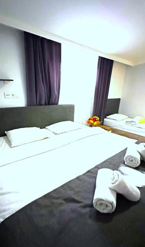 Habitación de hotel con 2 camas y toallas en la cama en Istanbul Altun Life Hotel, en Estambul