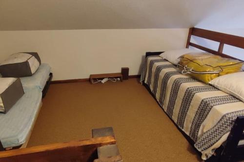 - une chambre avec 2 lits et une table dans l'établissement Duplex gresse-en-vercors, à Gresse-en-Vercors