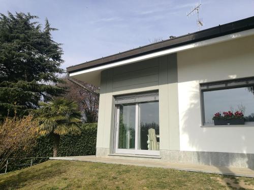 ein weißes Haus mit zwei Fenstern und einem Hof in der Unterkunft Villa in Precollina in Turin