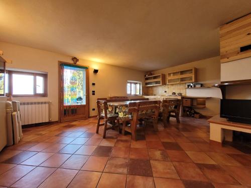 una cucina con tavolo e sedie in una stanza di Walking's House Mountain Lake Iseo Hospitality a Lovere