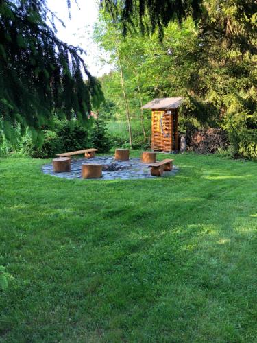 Un jardín fuera de Apartmány a chata MONTANUS