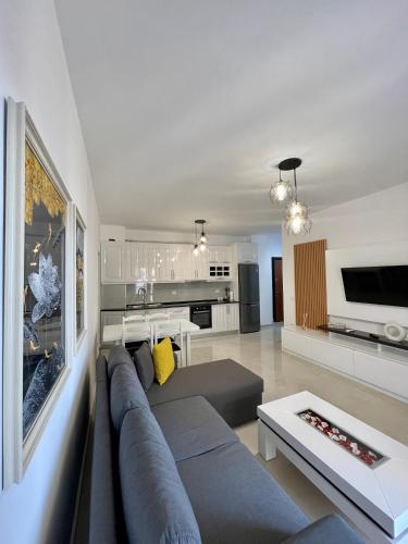 Sunflower Apt Saranda Terraces