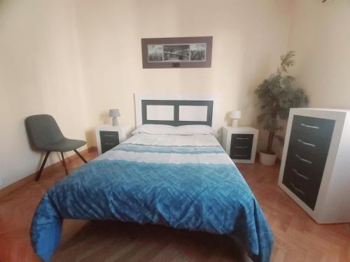 1 dormitorio con 1 cama y 1 silla en Apartamento en Retiro, en Madrid