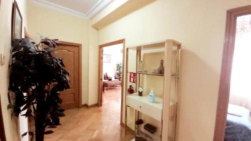Apartamento en Retiro في مدريد: حمام مع حوض ومرآة في الغرفة