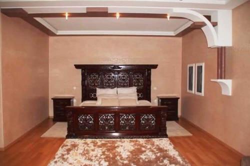 1 dormitorio con 1 cama grande en una habitación en Villa zohour, en Marrakech