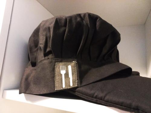 een zwarte hoed met een vork en mes erop bij Departamento de Sil in Godoy Cruz