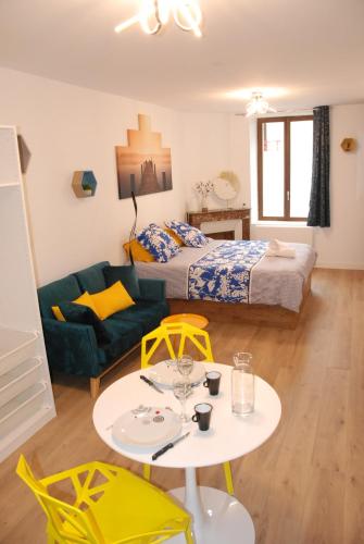 um quarto com uma cama, uma mesa e cadeiras em Suite avec terrasse, Nancy Thermal, parc Ste Marie em Nancy