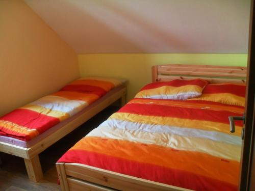 two beds sitting next to each other in a room at Ubytování Macků in Spolí
