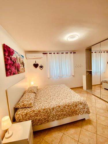 een slaapkamer met een bed in een kamer bij Lucky’s house in Noicattaro