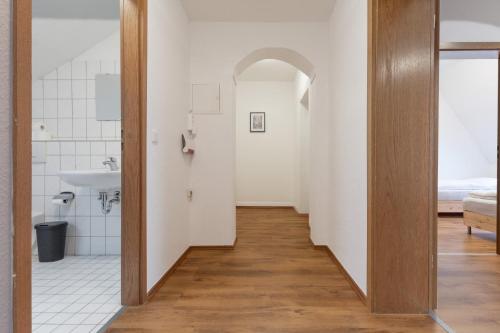 a hallway of a bathroom with a sink and a mirror at Duisburg - 2 Schlafzimmer Monteurwohnung - Vollausgestattete Küche - WIFI in Duisburg