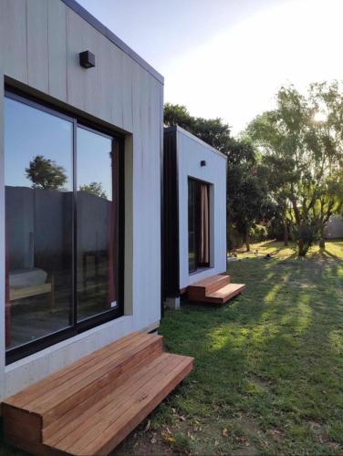 una casa con una gran ventana en el lateral en Cabaña en Chascomús cercana a la estación en Chascomús