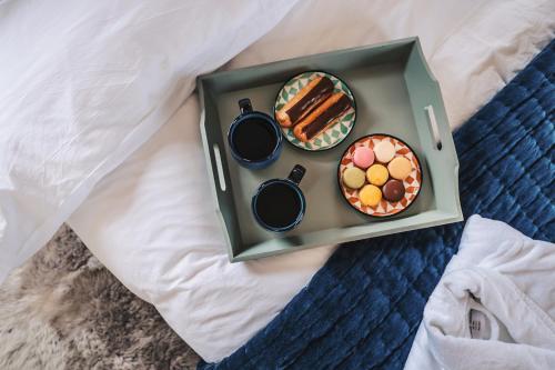 eine Schachtel mit Essen auf dem Bett in der Unterkunft The Treehouse at Humblebee Hall in Worcester