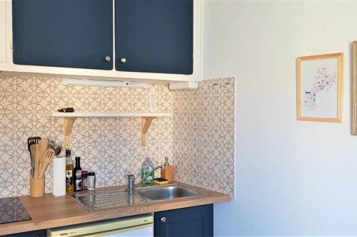 une cuisine avec un évier et un plan de travail dans l'établissement Studio de 18m² rénové en 2023., au Grau-du-Roi