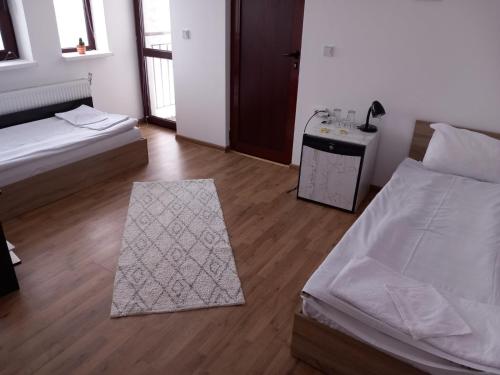 Tempat tidur dalam kamar di Стаи за гости ''Живел''