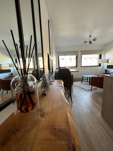 - un salon avec un vase sur une table dans l'établissement Appartement moderne - 1 chambre, à Amiens