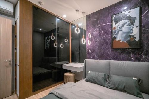 ein Schlafzimmer mit einem Bett, einem Waschbecken und einem Spiegel in der Unterkunft NK#Homestay#Vinhomes#Oceanpark#2PN#C29 in Gia Lâm Pho