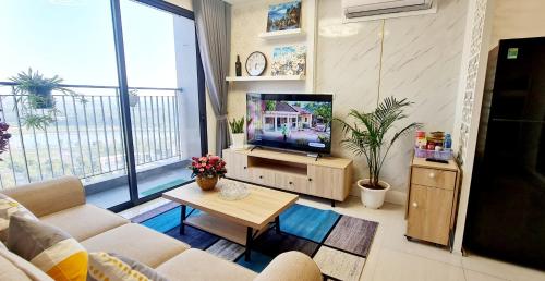 een woonkamer met een bank en een tv bij NK#Homestay#Vinhomes#Oceanpark#1PN#C26 in Gia Lâm Pho