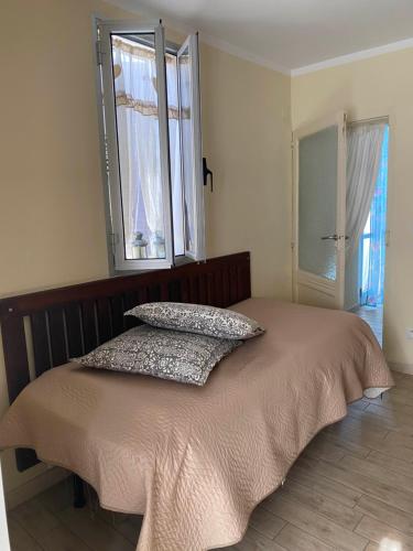 ein Schlafzimmer mit einem Bett mit zwei Kissen darauf in der Unterkunft Apulia Mola in Mola di Bari