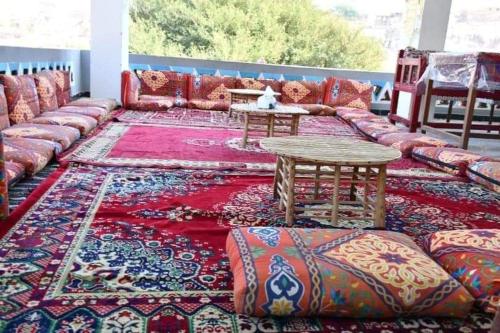 uma sala de estar com um sofá e uma mesa em Sehel Nubian House em Naj‘ al Maḩaţţah