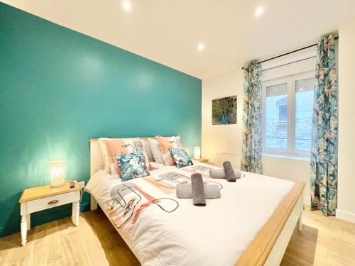 une chambre avec un grand lit avec un mur végétal dans l'établissement LE SALLÉ - Confort - Wifi - Centre Historique - Entrée Autonome, à Quimper