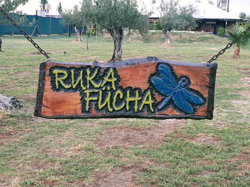 una señal que dice ruta fucida con una mariposa en ella en RUKAFUCHA en Mendoza