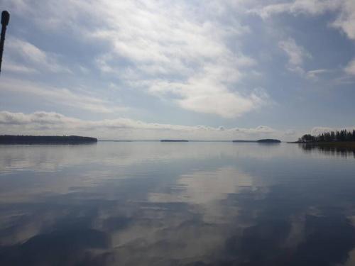 uma vista para uma grande massa de água em Kraatterimökki em Lappajärvi