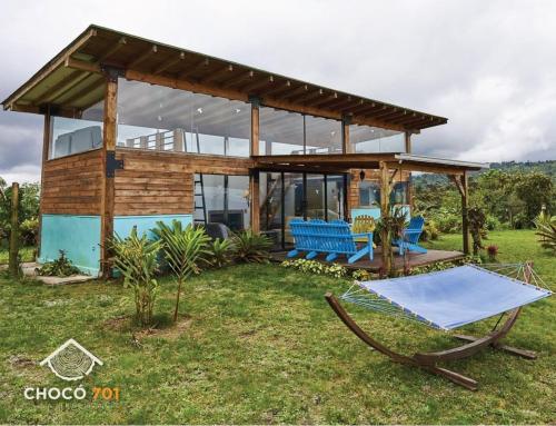 a house with a hammock in front of it at Chocó 701 La Reserva- Casa Loft in Culantropamba